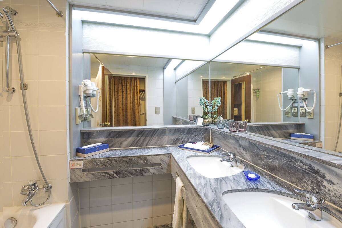 combined shower/bathtub, free toiletries, hair dryer, bathrobes