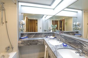 Ensemble douche/baignoire, articles de toilette gratuits, sèche-cheveux