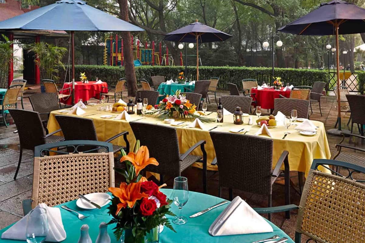 3 restaurants, breakfast, lunch, dinner served; chinese cuisine