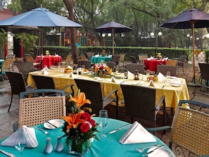 3 restaurants, breakfast, lunch, dinner served; Chinese cuisine