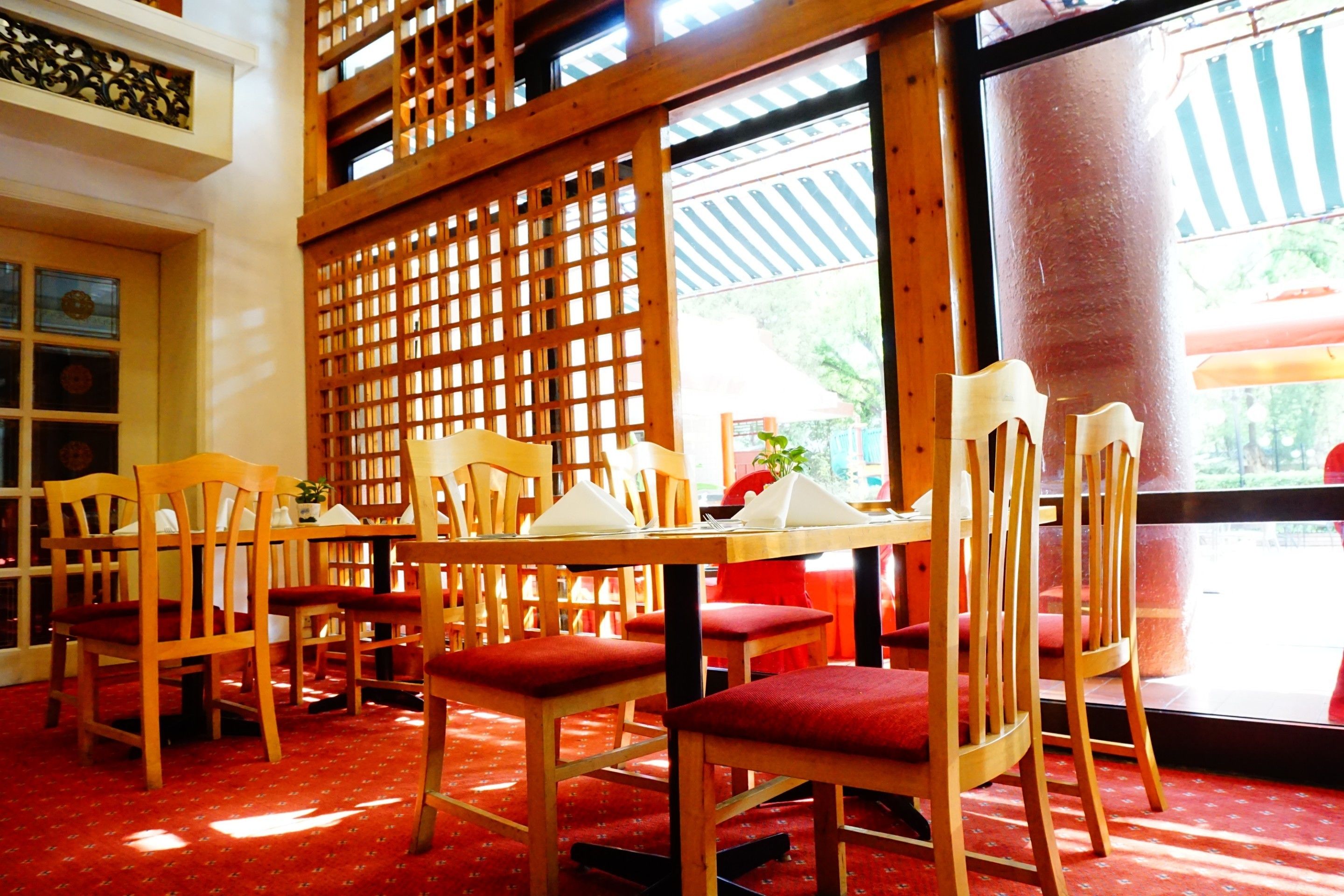 3 restaurants, breakfast, lunch, dinner served; chinese cuisine