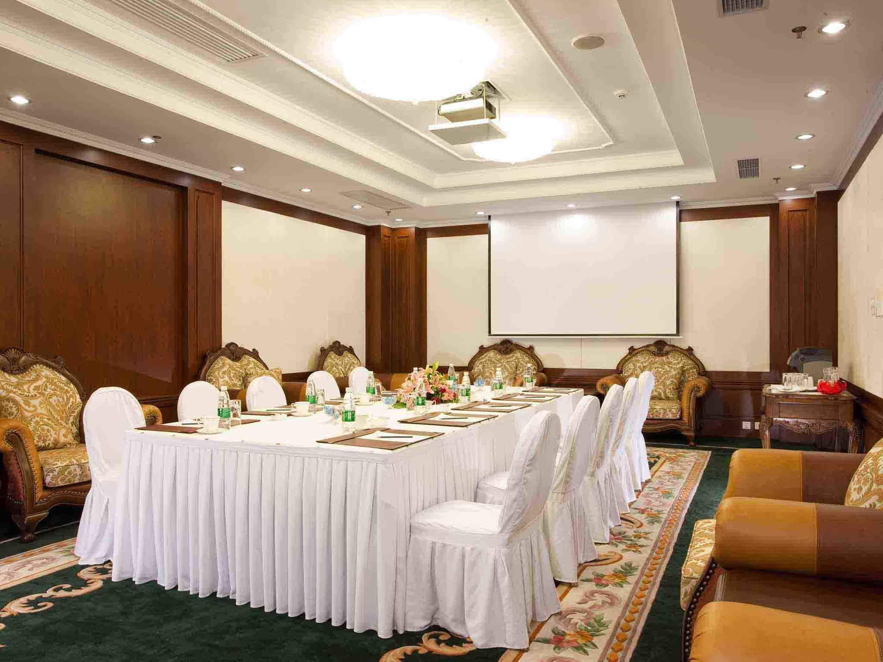 3 restaurants, breakfast, lunch, dinner served; chinese cuisine