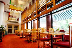 3 restaurants, breakfast, lunch, dinner served; Chinese cuisine