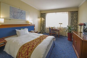 Standaard eenpersoonskamer | Luxe beddengoed, een minibar, een kluis op de kamer, een bureau