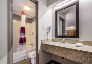 Articles de toilette (gratuits), séchoir à cheveux, serviettes fournies