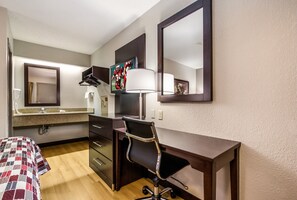 Standard Room, 1 King Bed (Smoke Free) | In-room safe, desk, laptop workspace, blackout drapes