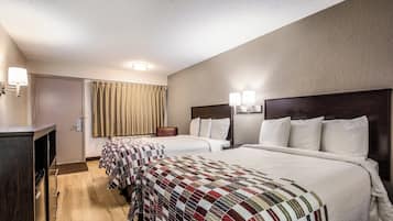 Una habitación de hotel con dos camas, un escritorio y una silla.
