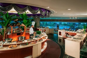 Daily buffet breakfast (CNY 98 per person)