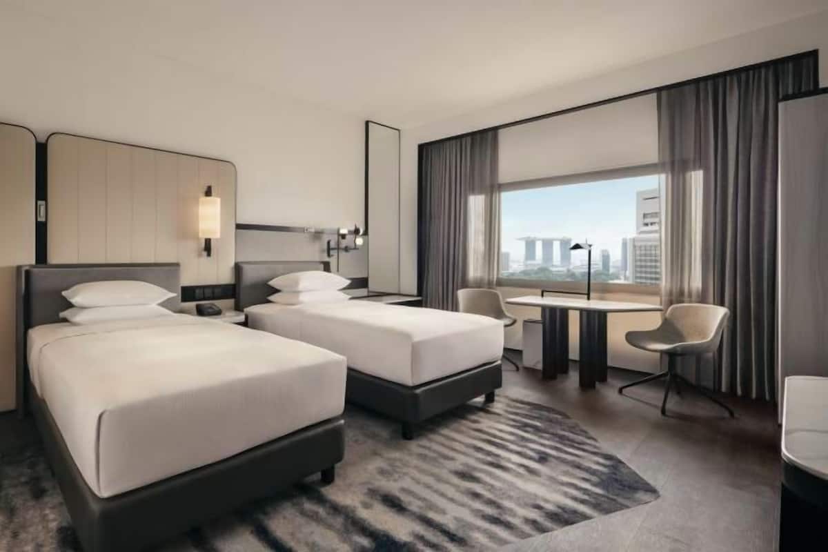 1 kamar tidur, minibar, brankas, dan meja kerja