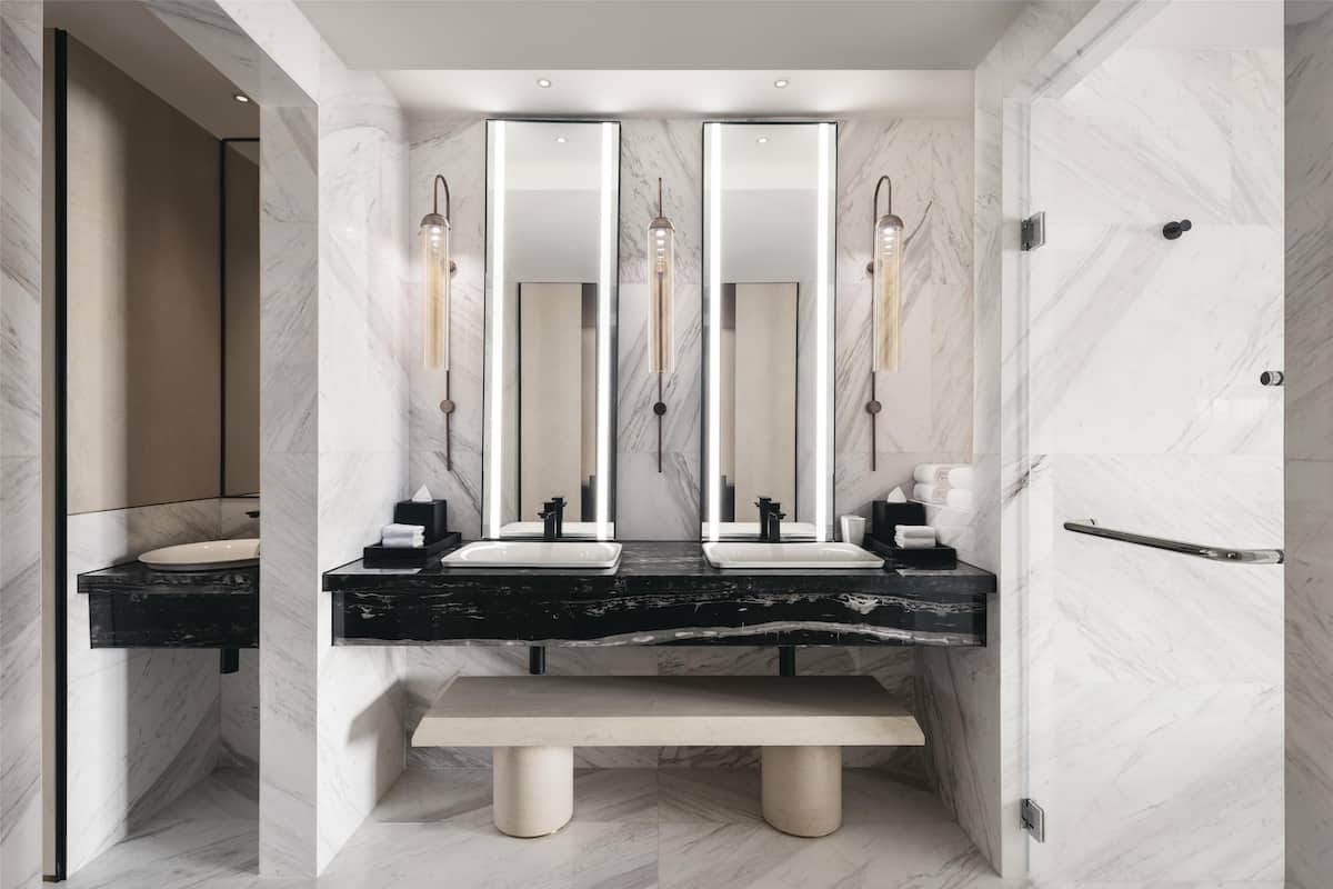 Suite présidentielle, 1 très grand lit | Douche de la salle de bain