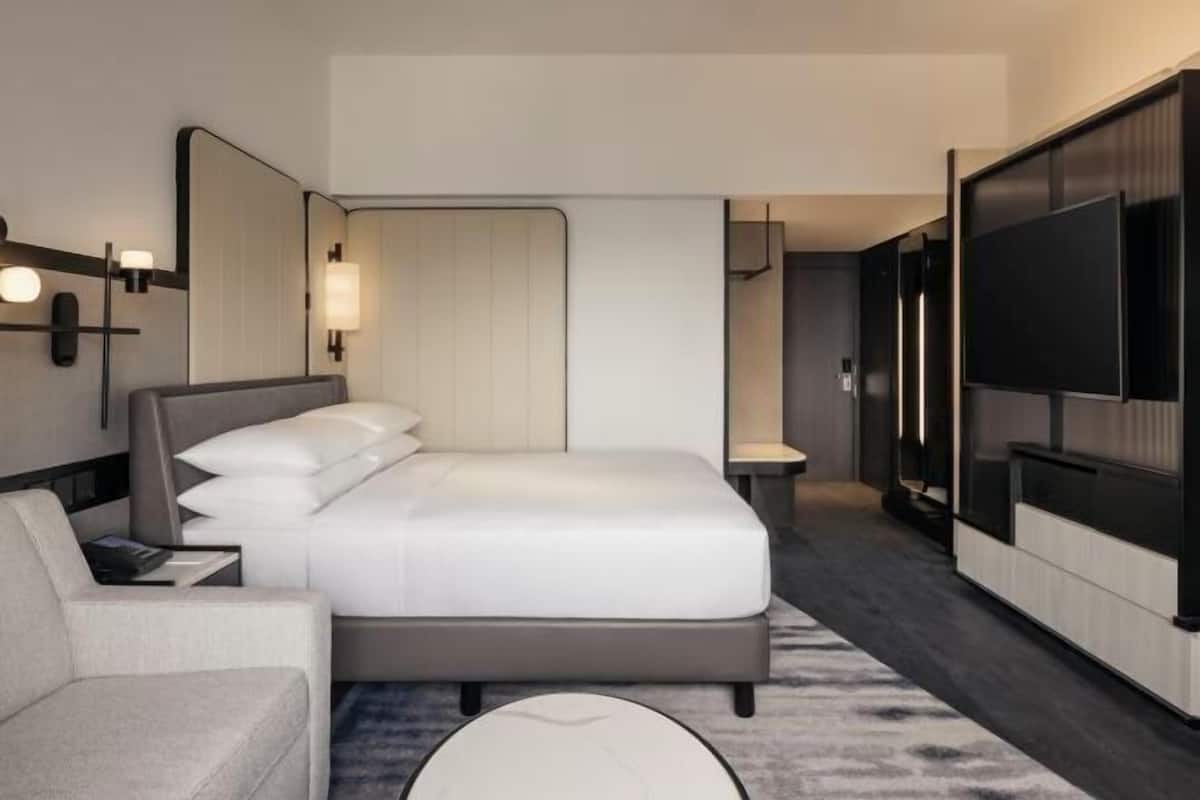 1 kamar tidur, minibar, brankas, dan meja kerja