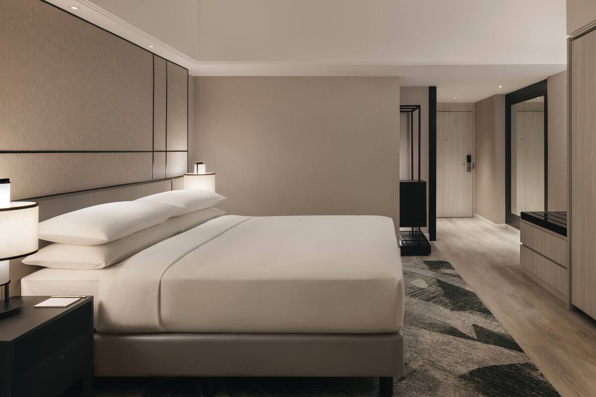 Habitación Deluxe, 1 cama de matrimonio grande | Minibar, caja fuerte, escritorio y espacio para trabajar con un portátil