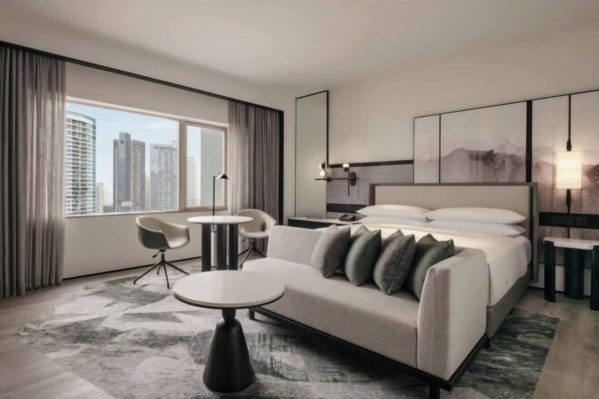 1 kamar tidur, minibar, brankas, dan meja kerja