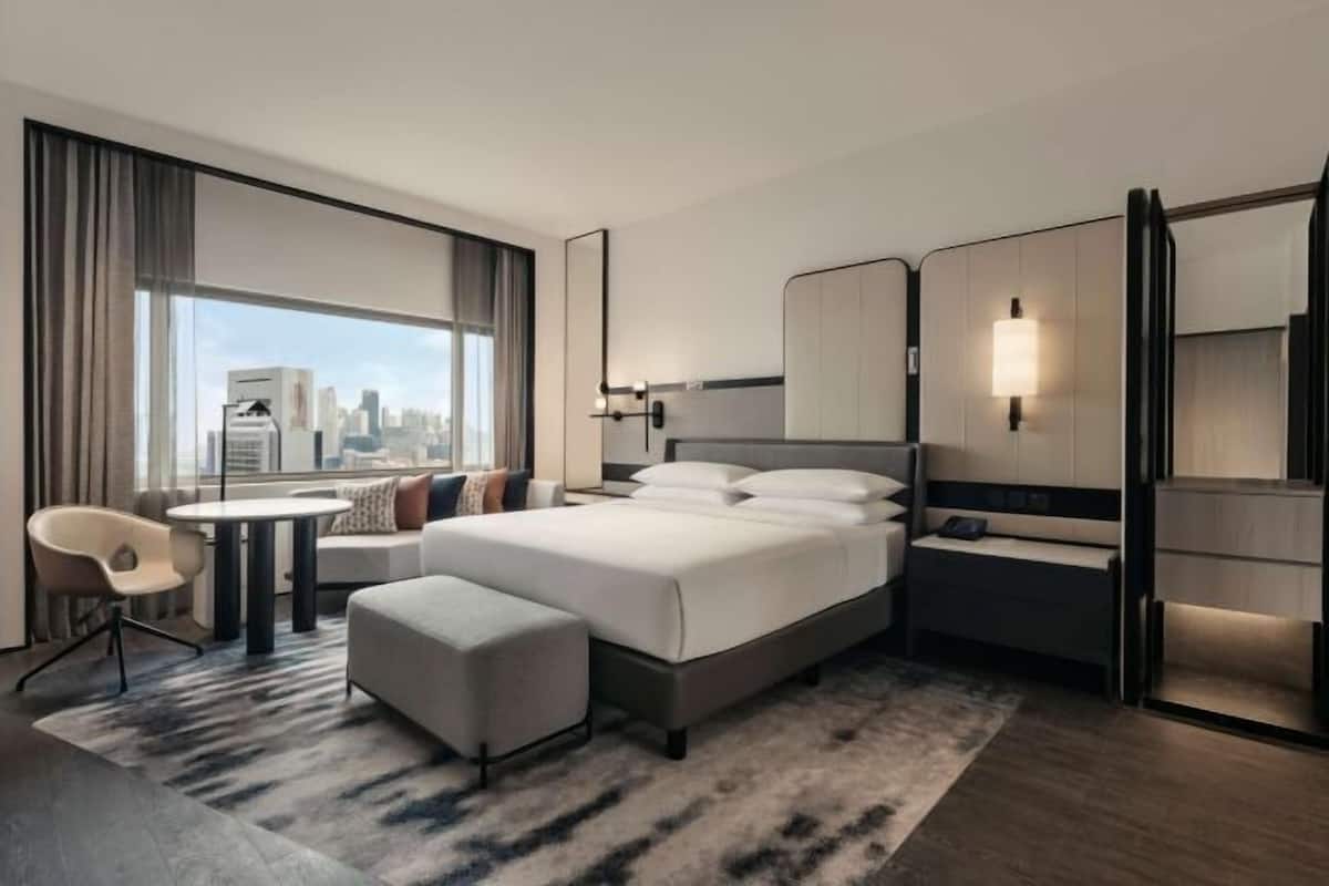 1 kamar tidur, minibar, brankas, dan meja kerja