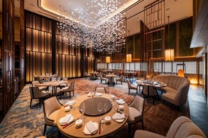 5 restaurants, breakfast, lunch, dinner served; international cuisine