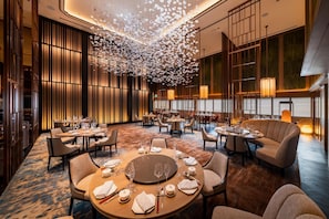 5 restaurants, breakfast, lunch, dinner served; international cuisine