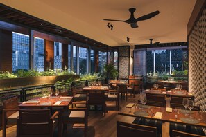 5 restaurants; breakfast, lunch, dinner, and brunch served