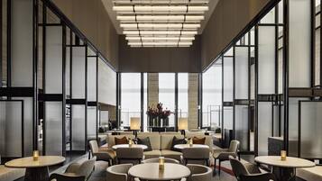 5 restaurants; breakfast, lunch, dinner, and brunch served
