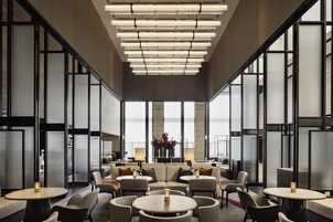 5 restaurants; breakfast, lunch, dinner, and brunch served