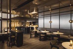 5 restaurants servant le petit déjeuner, le déjeuner et le dîner