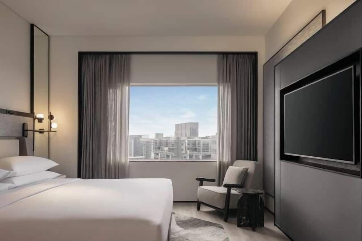 1 kamar tidur, minibar, brankas, dan meja kerja