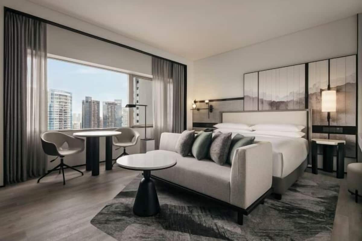 1 kamar tidur, minibar, brankas, dan meja kerja