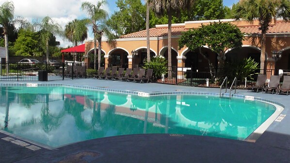 Una piscina cubierta, una piscina al aire libre