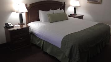 Cofres nos quartos, escrivaninha, ferros/tábuas de passar roupa