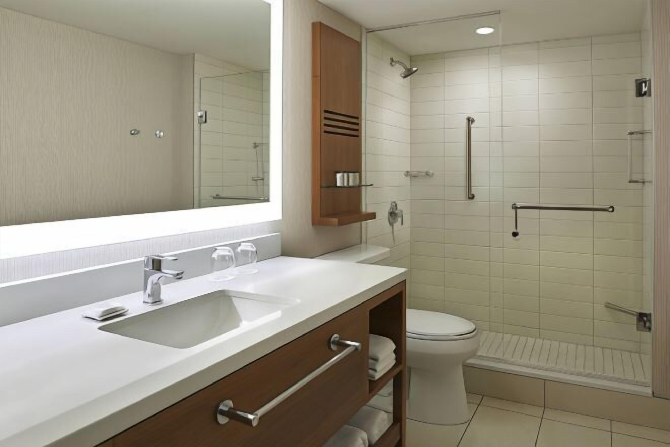 Bathroom | Combined shower/bathtub, free toiletries, hair dryer, towels
