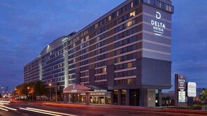 Un hôtel à plusieurs étages, dont la façade est ornée d’une enseigne bien visible indiquant « Delta Hotels ».