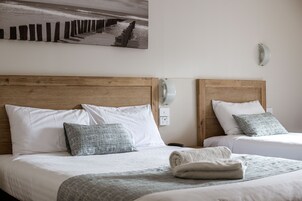 Deluxe Queen & Single | Minibar, iron/ironing board, free WiFi, bed sheets