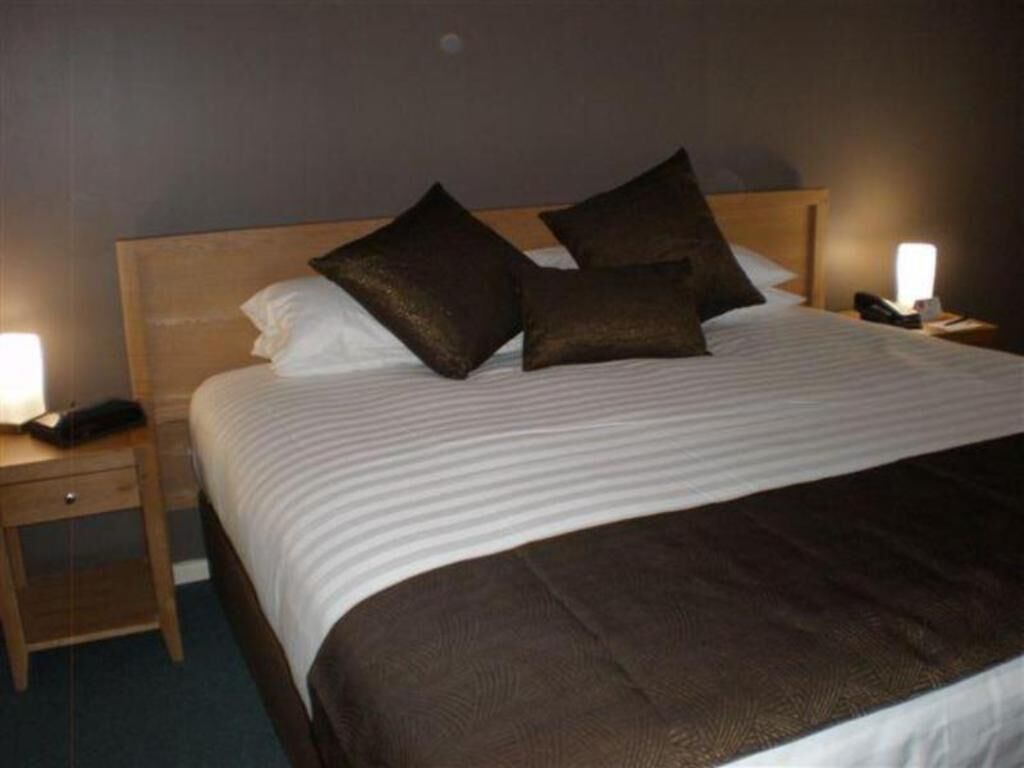 Minibar, iron/ironing board, free WiFi, bed sheets