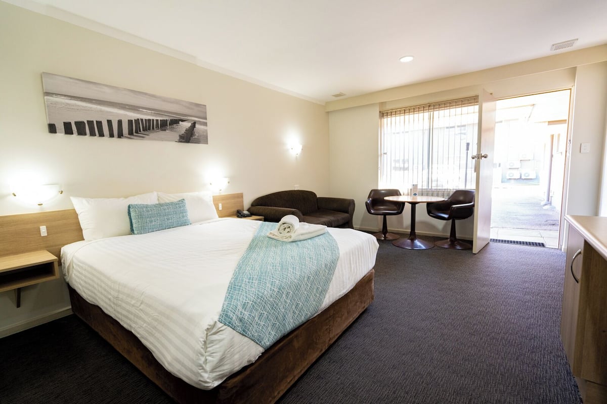 executive room, 1 king bed | minibar, in-room safe, iron/ironing board, free wifi