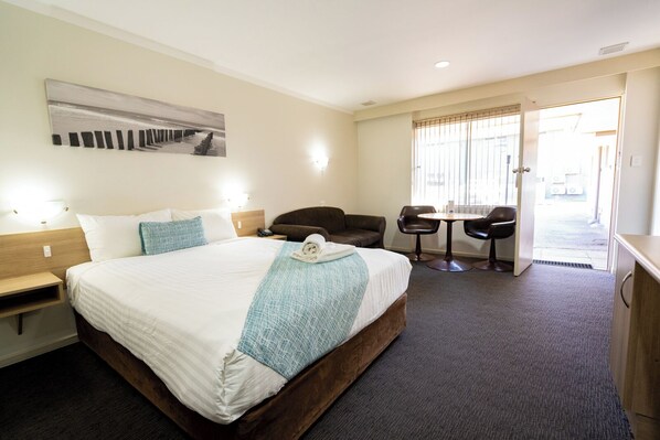 Executive Room, 1 King Bed | Minibar, in-room safe, iron/ironing board, free WiFi
