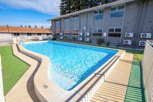 Una piscina al aire libre de temporada