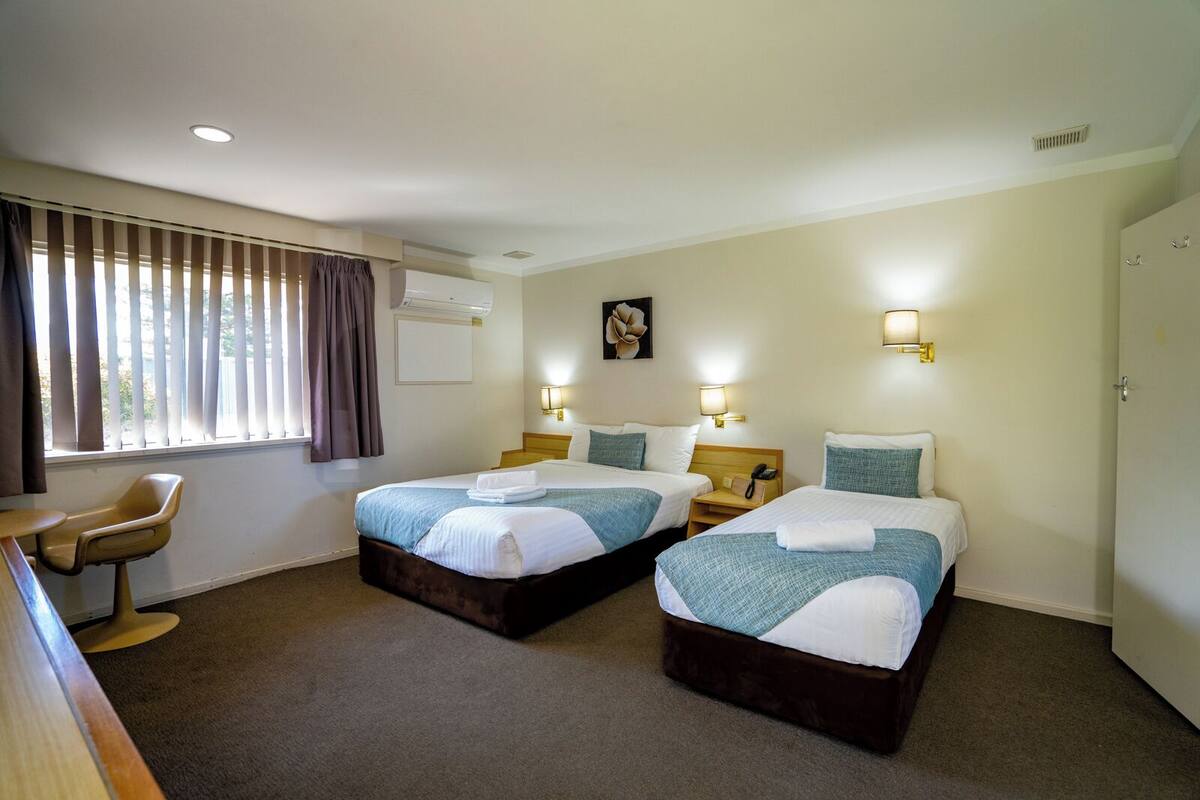 standard room | minibar, in-room safe, iron/ironing board, free wifi