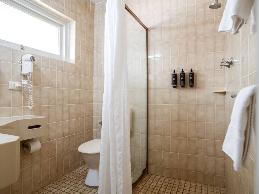 Ein modernes Badezimmer mit Dusche, Toilette und Waschbecken.