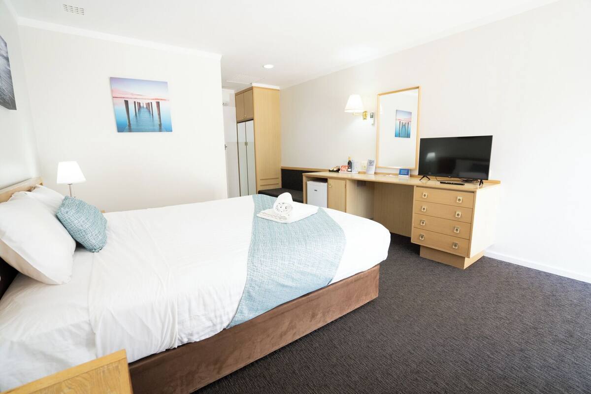 Executive Room, 1 Queen Bed | Minibar, in-room safe, iron/ironing board, free WiFi
