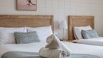 Deluxe Queen & Single | Minibar, iron/ironing board, free WiFi, bed sheets