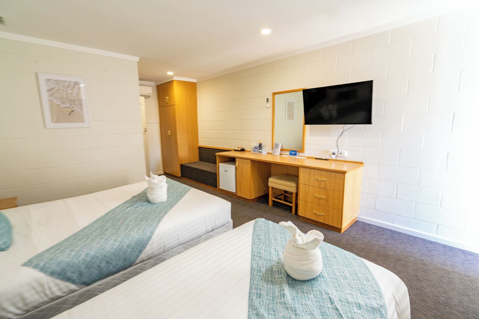 standard room | minibar, in-room safe, iron/ironing board, free wifi