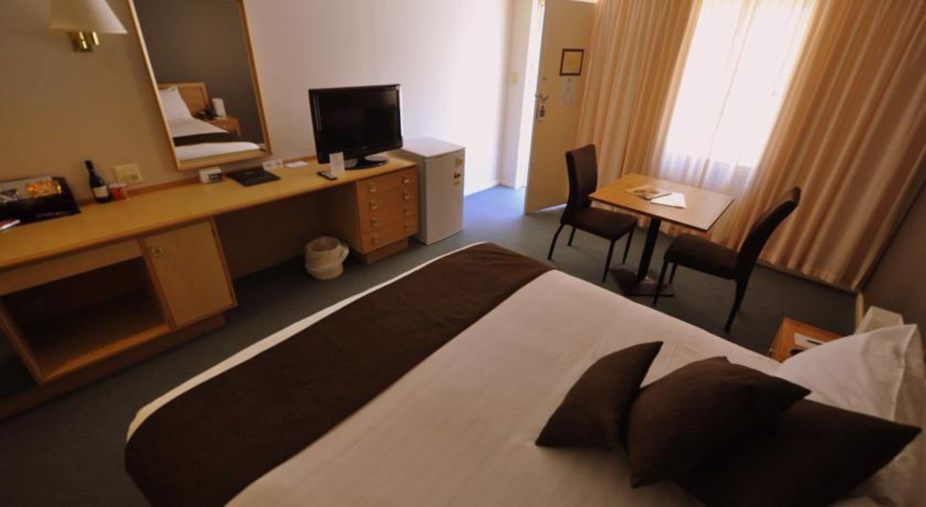 Minibar, iron/ironing board, free WiFi, bed sheets