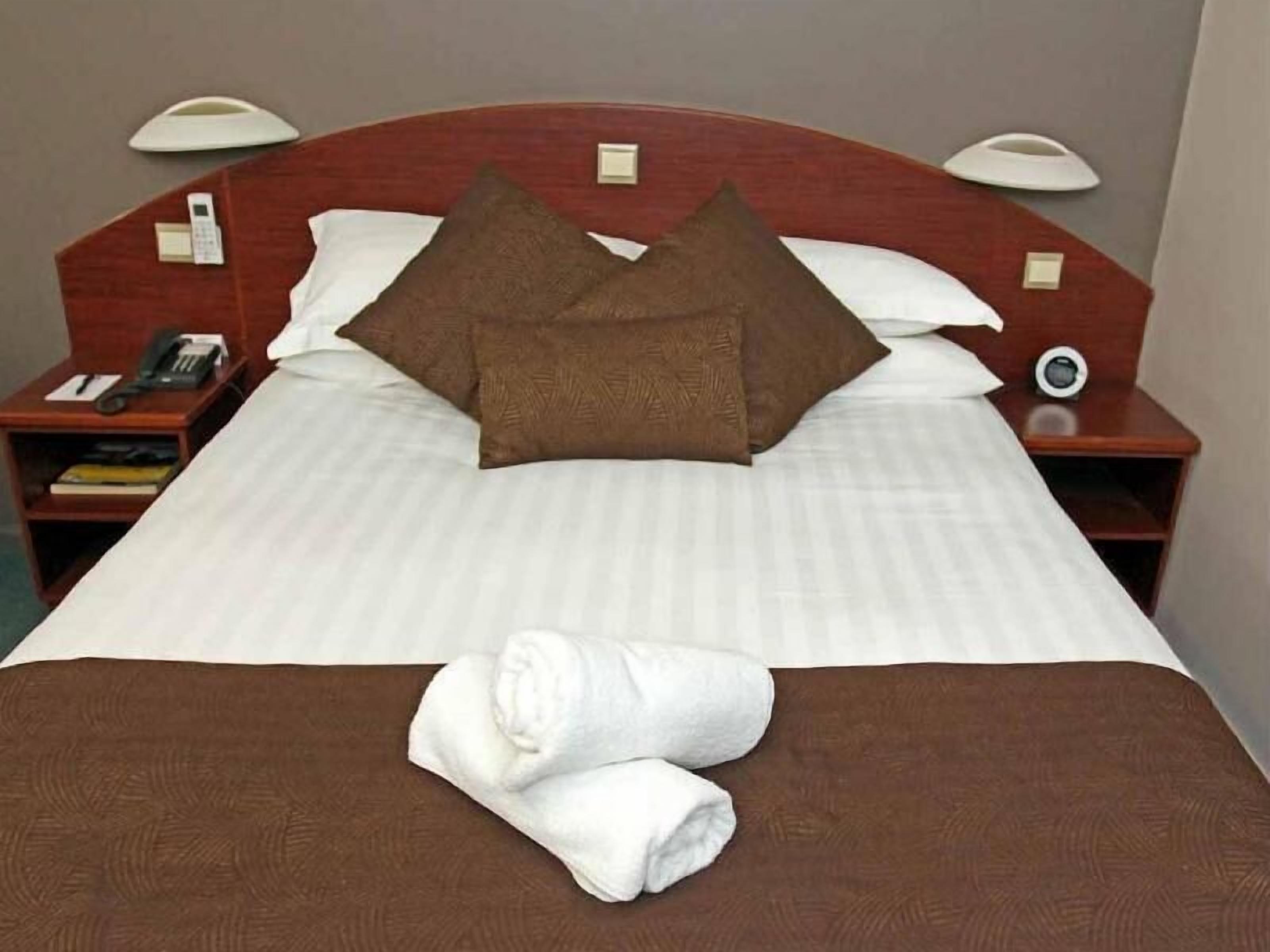 Minibar, iron/ironing board, free WiFi, bed sheets