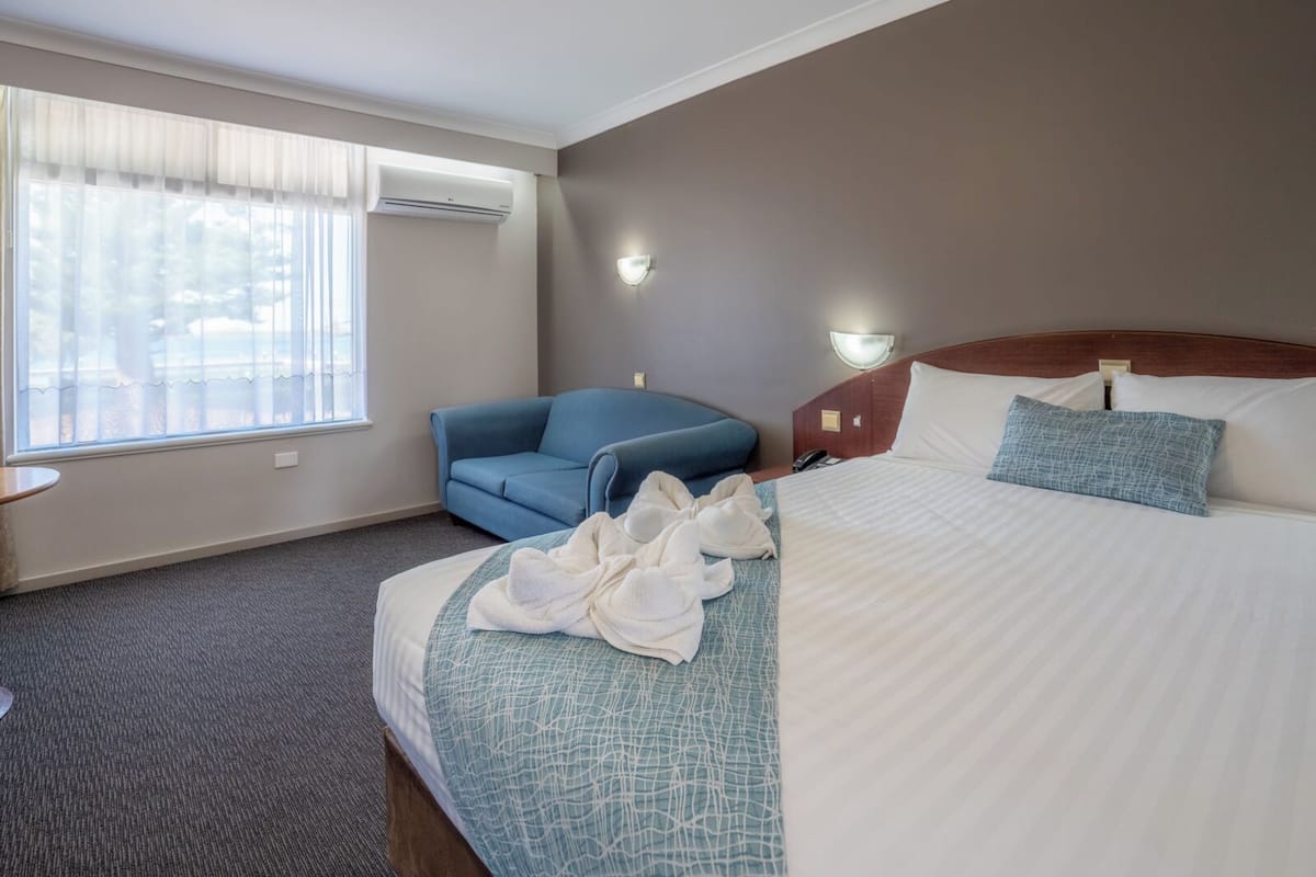 executive room, 1 queen bed | minibar, in-room safe, iron/ironing board, free wifi