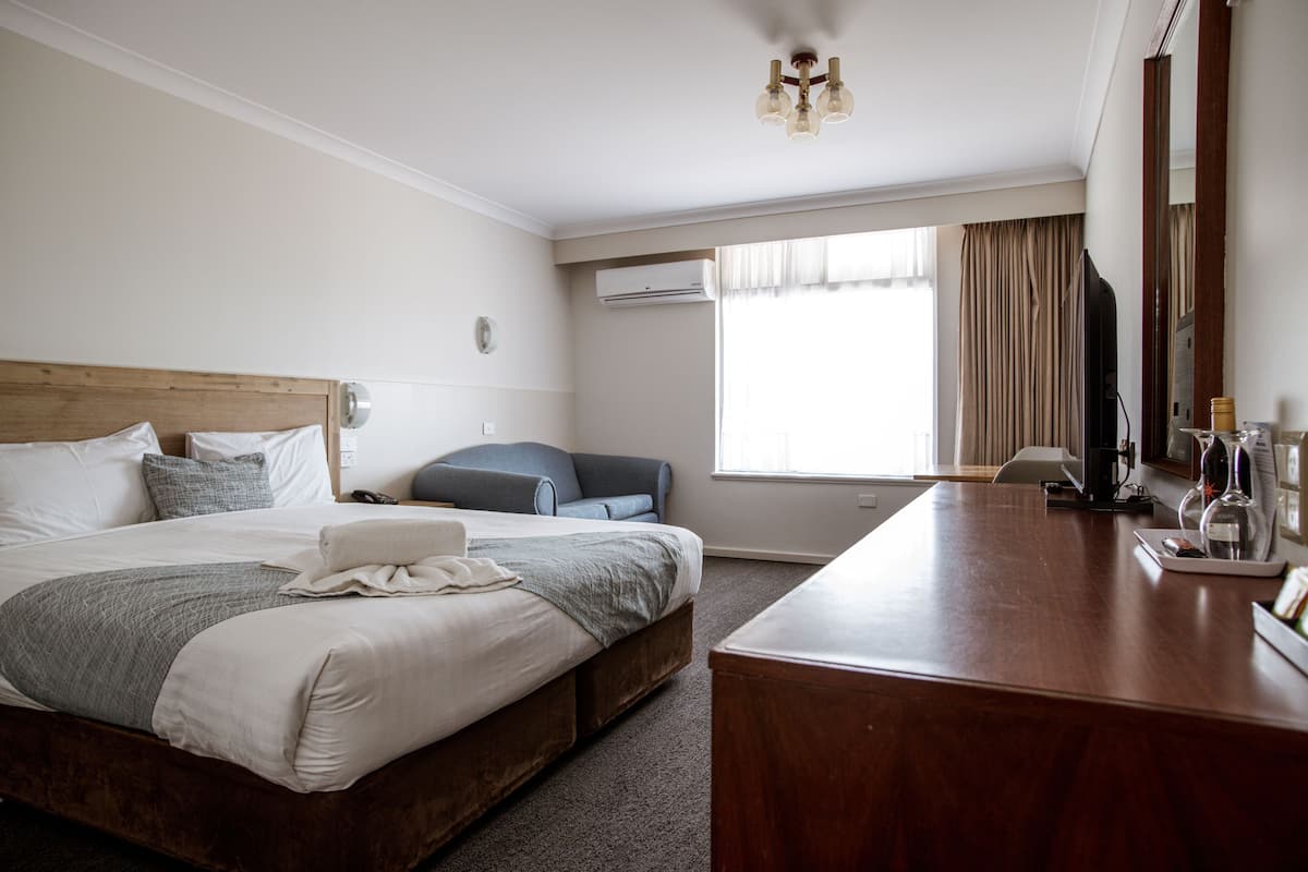 Habitación ejecutiva, 1 cama King size | Minibar, tabla de planchar con plancha, wifi gratis y ropa de cama
