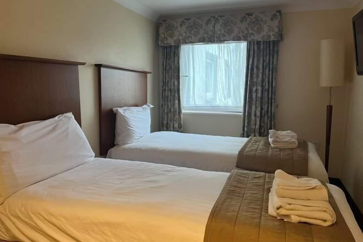 Hypo-allergenic bedding, desk, iron/ironing board, free WiFi