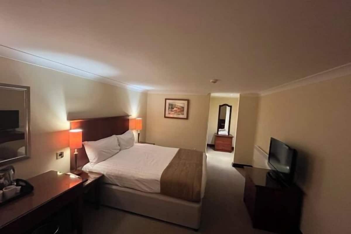 Ropa de cama hipoalergénica, escritorio y tabla de planchar con plancha