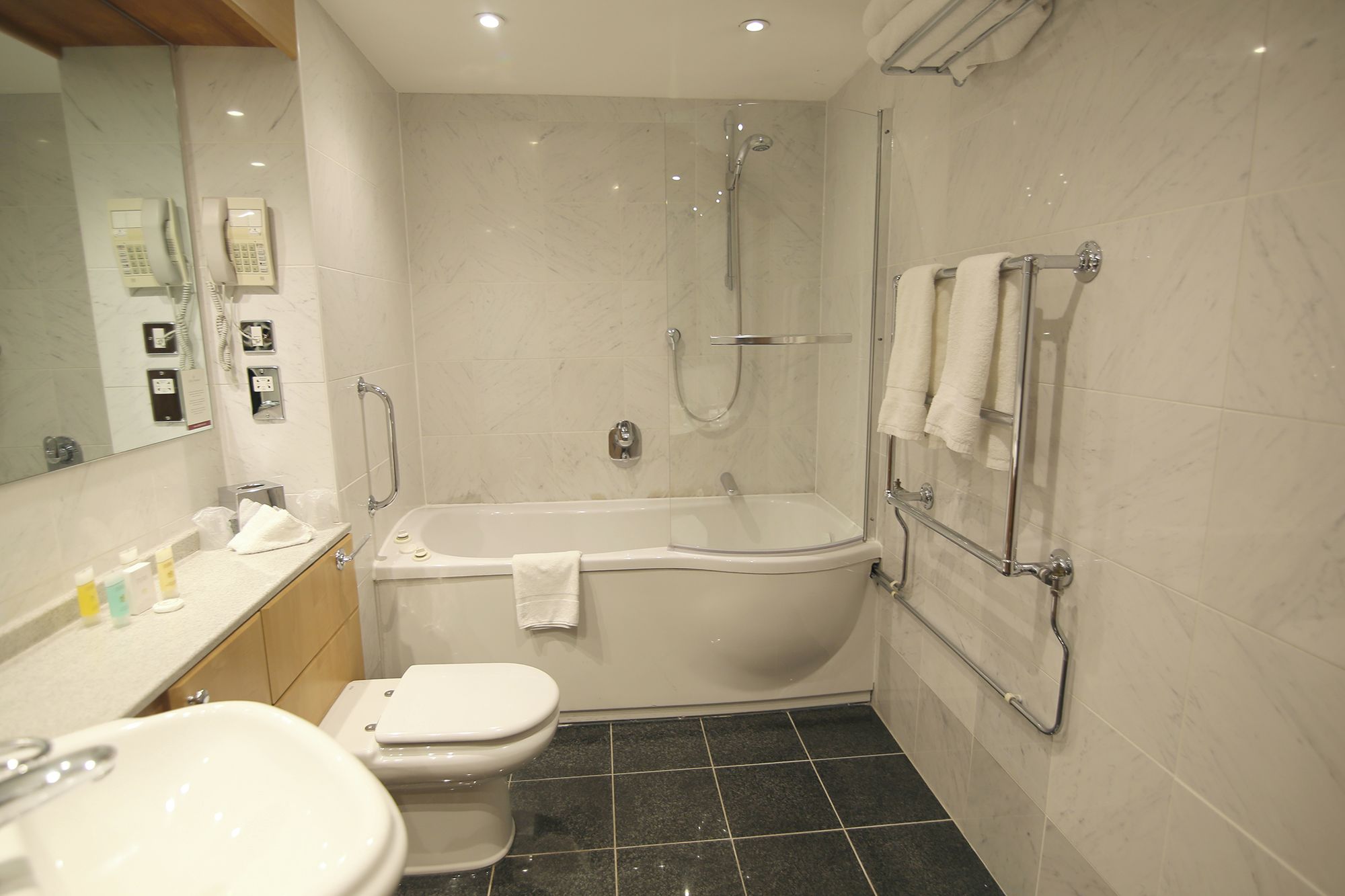 Un baño con bañera, inodoro y lavabo.