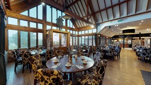 2 restaurants, servant le déjeuner et le dîner; cuisine chinoise
