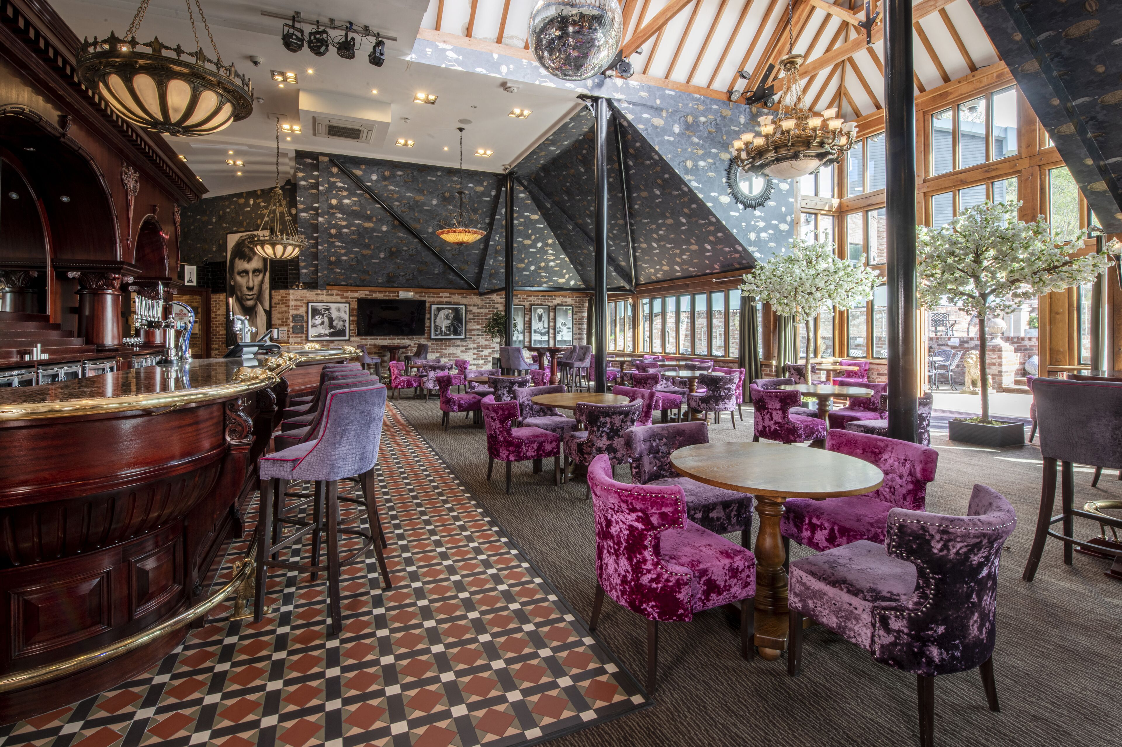 2 bars/lounges, Champagne bar, sports bar