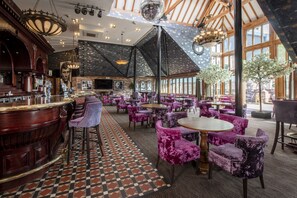 2 bars, bar à champagne, bar sportif